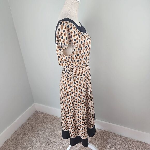 SANDRA  DARREN WOMEN'S DRESS WITH CAPPED SLEEVES RUCHED WAIST GEO DESIGN SIZE 10 - Picture 2 of 8